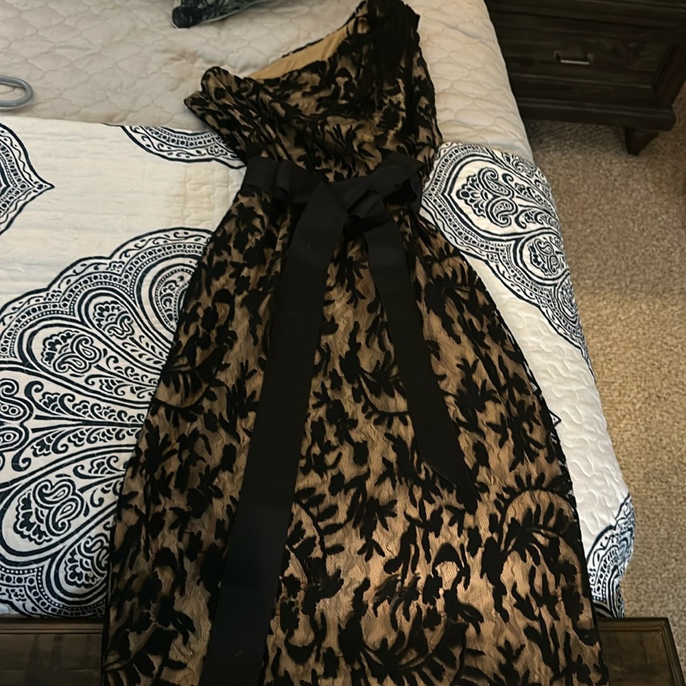 Beautiful cocktail dress size 4- worn once.
